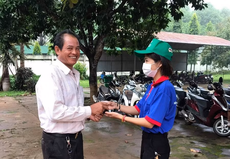 Những ly cà phê được phát miễn phí cho các bậc phụ huynh trong thời gian chờ đợi sĩ tử