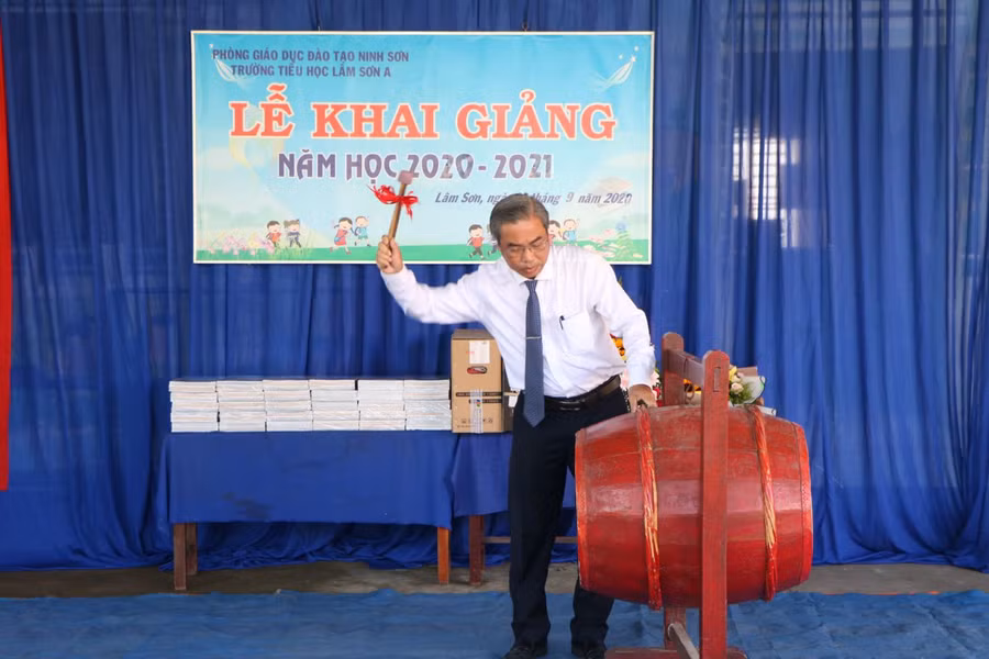 Giám đốc Sở GD&amp;ĐT đánh trống khai trường: (Ảnh: Duy Quan)