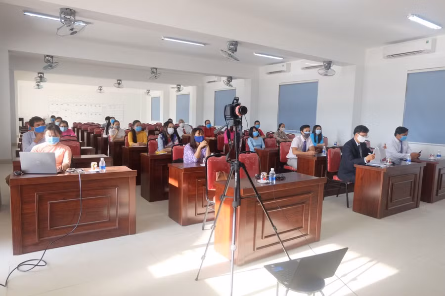 Các thầy cô trường THPT Nguyễn Văn Thoại dự lễ khai giảng năm học mới.