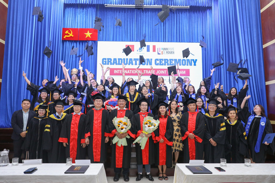 Các tân cử nhân chương trình Cử nhân Nghề nghiệp Thương mại quốc tế trong ngày vui tốt nghiệp.