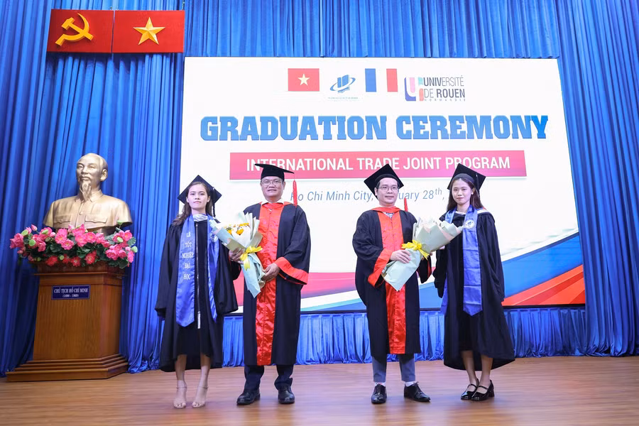 GS Nguyễn Minh Hà (trái) và đại diện Đại học Rouen Normandie, Pháp trao bằng cho tân cử nhân.