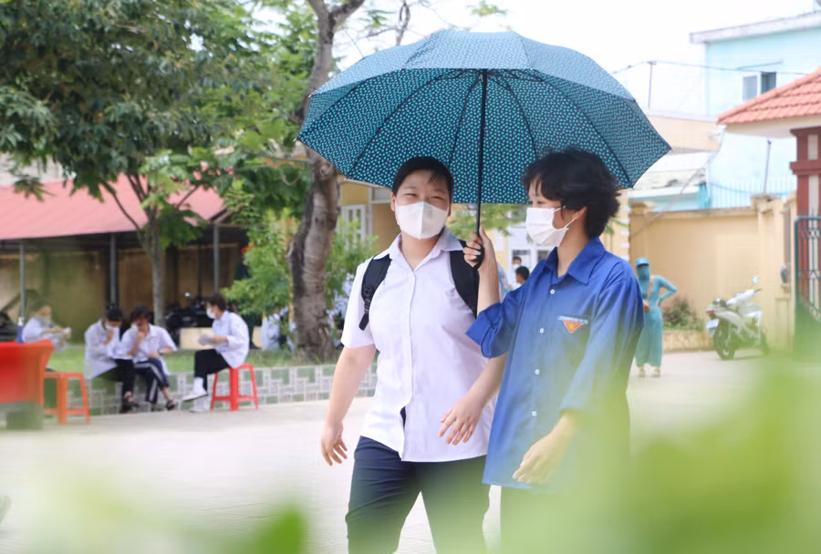 Thí sinh tới Trường THPT Mỹ Lộc dự thi tuyển sinh vào lớp 10 THPT năm 2022. Ảnh: Đình Tuệ.