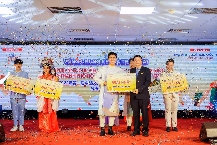 Giải Nhất thể loại Hát thuộc về tác phẩm " Lối về Việt Nam".