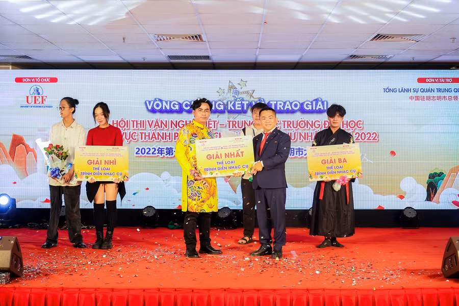 Đại diện Ban giám hiệu UEF trao tặng giải Nhất thể loại trình diễn Nhạc cụ cho Trường ĐH Văn Hiến.