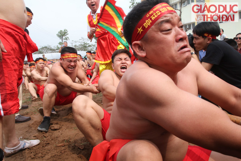 Trai tráng ngồi trên nền đất nện chuẩn bị bước vào cuộc đấu