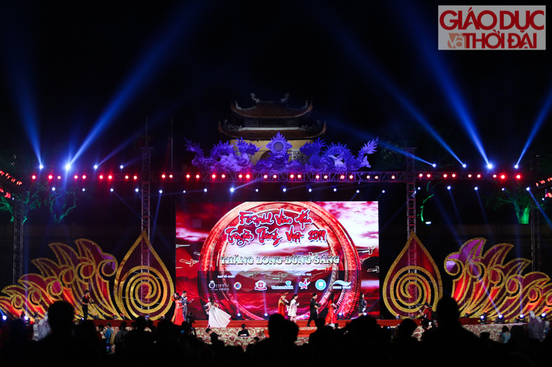 Sân khấu chính được làm ngay tại khuôn viên của Hoàng Thành Thăng Long