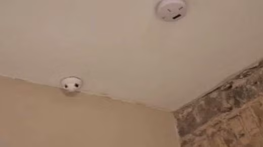 Thuê homestay, phát hoảng thấy camera quay lén phát trực tiếp