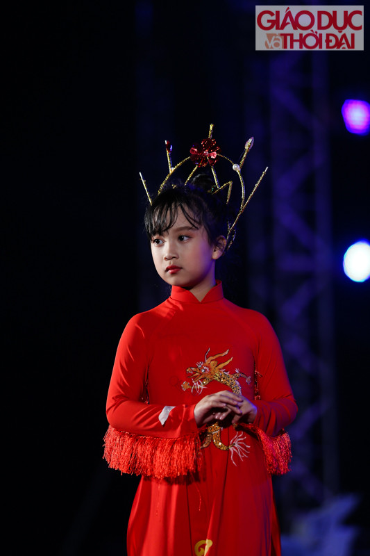 Không chỉ những bộ trang phục hiện đại, các bạn nhỏ còn thể hiện hết sức thành công trong những bộ áo dài, trang phục truyền thống của dân tộc