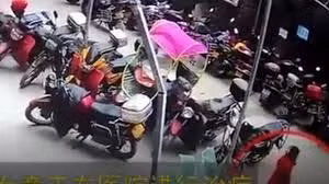 Bé gái Trung Quốc ngã từ tầng 26, đứng bật dậy đi lại bình thường