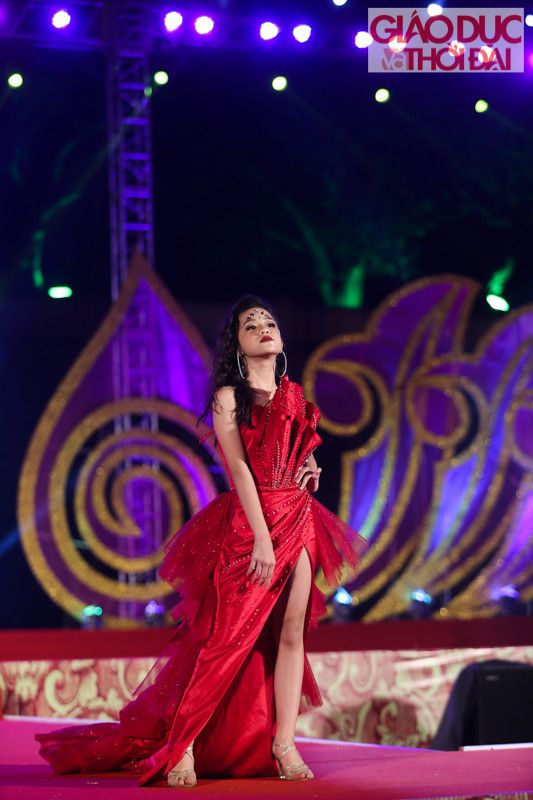 Bên cạnh đó những bạn nhỏ còn bộc lộ rõ cá tính của mình qua từng trang phục dự thi của nhiều nhà thiết kế
