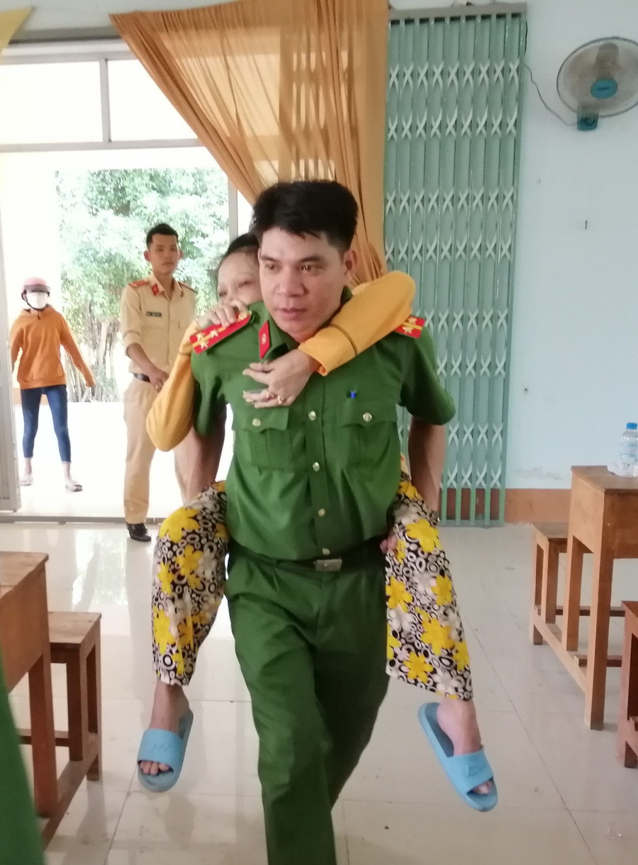 Một hình ảnh đẹp xúc động về nghĩa cử của người CAND