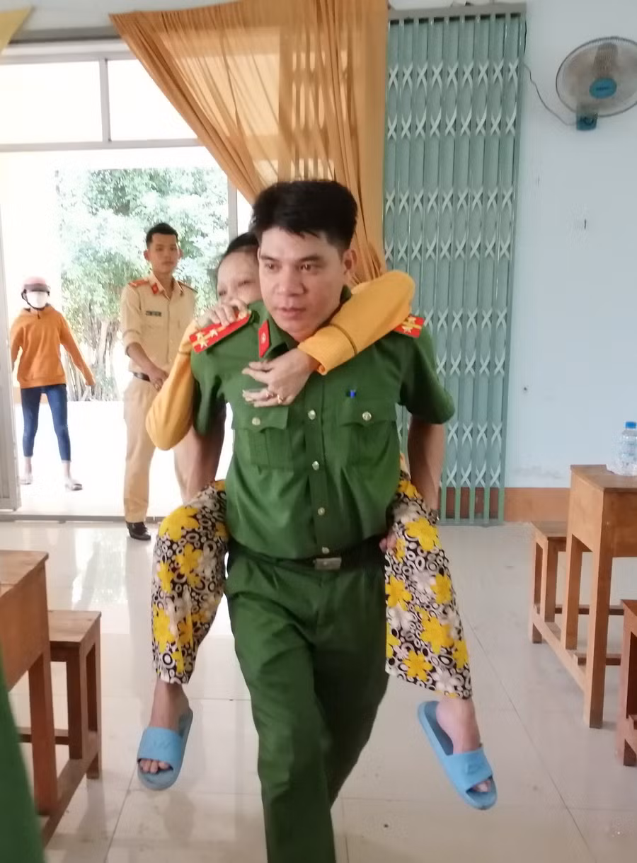 Một hình ảnh đẹp xúc động về nghĩa cử của người CAND