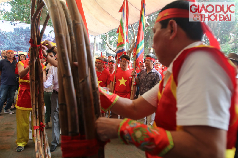 Ngay từ sáng phần lễ được tổ chức từ trong khu vực làm lễ sau đó cây song được các đội đưa ra ngoài để bắt đầu kéo co