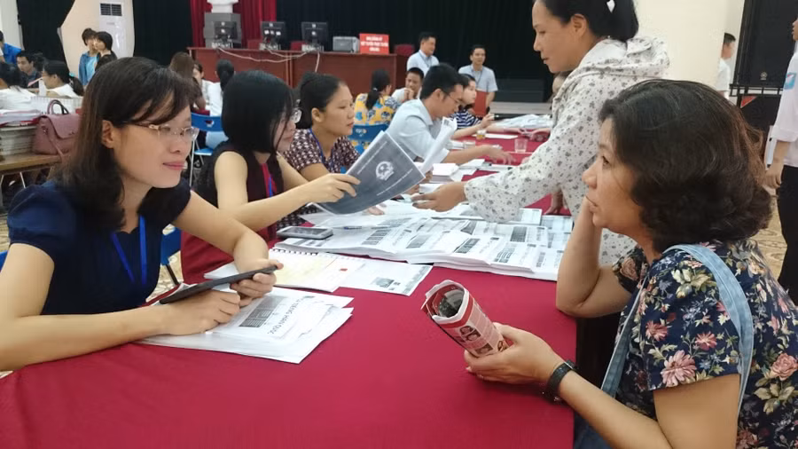 Các bậc phụ huynh cũng cần được tư vấn hướng nghiệp cùng con. Ảnh: Ngọc Dư