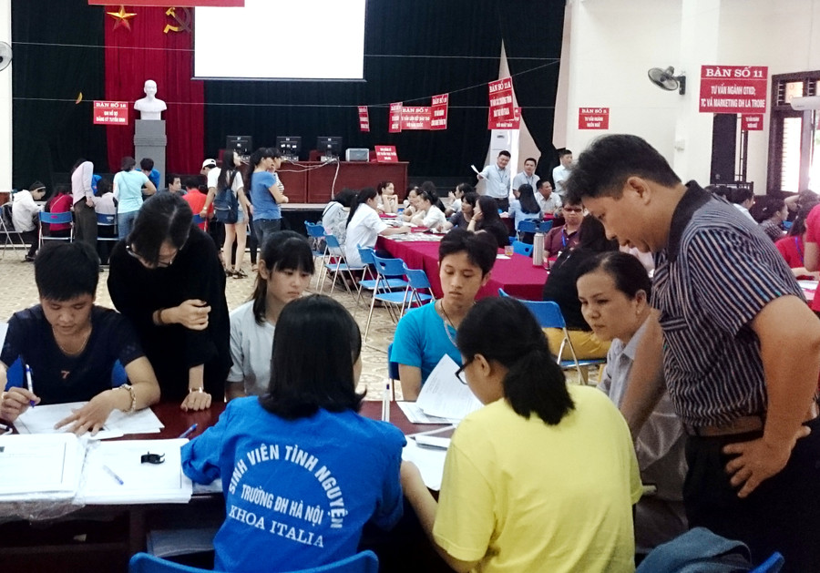 Thí sinh tìm hiểu thông tin tuyển sinh tại Trường ĐH Hà Nội. Ảnh: Ngọc Dư