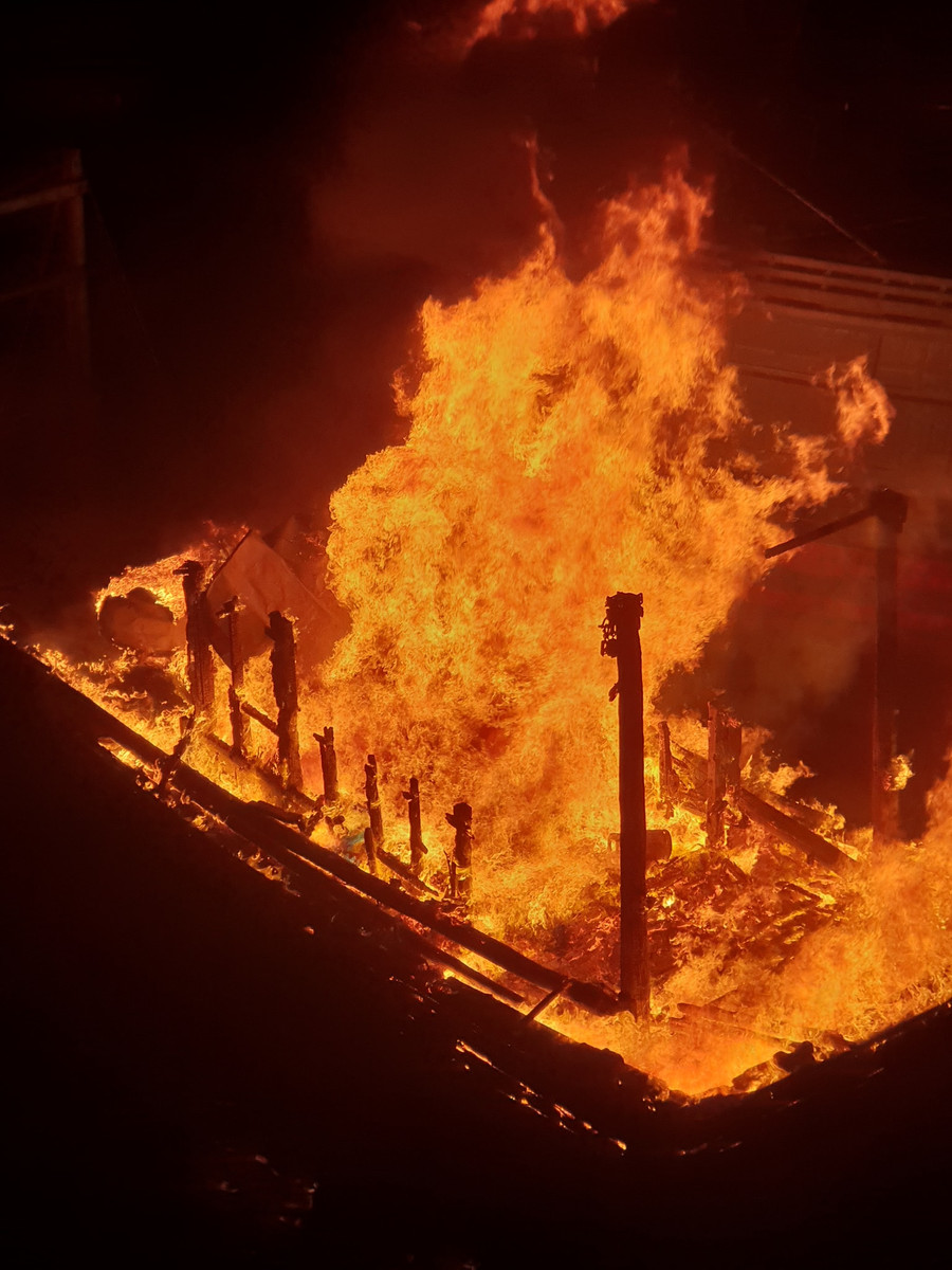 Hiện trường vụ cháy tàu cá ĐNA 90081 Hiện trường vụ cháy tàu cá ĐNA 90081