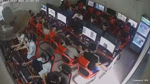 Thấy con trai chơi game ở quán net, người mẹ hành động lạ khiến cậu bé đứng phắt dậy đi về