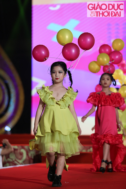 Bộ thiết kế được lấy ý tưởng bồng bềnh với những trái bóng được các bạn nhỏ thể hiện rất tự tin