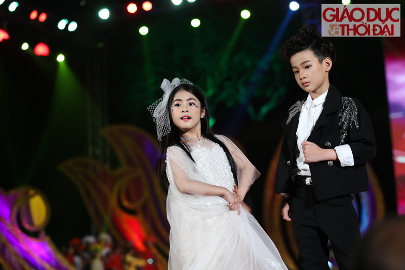 Những bộ sư tập đã hoá những bạn nhỏ thành những nàng công chúa, hoàng tử ngay trên sân khấu của chương trình