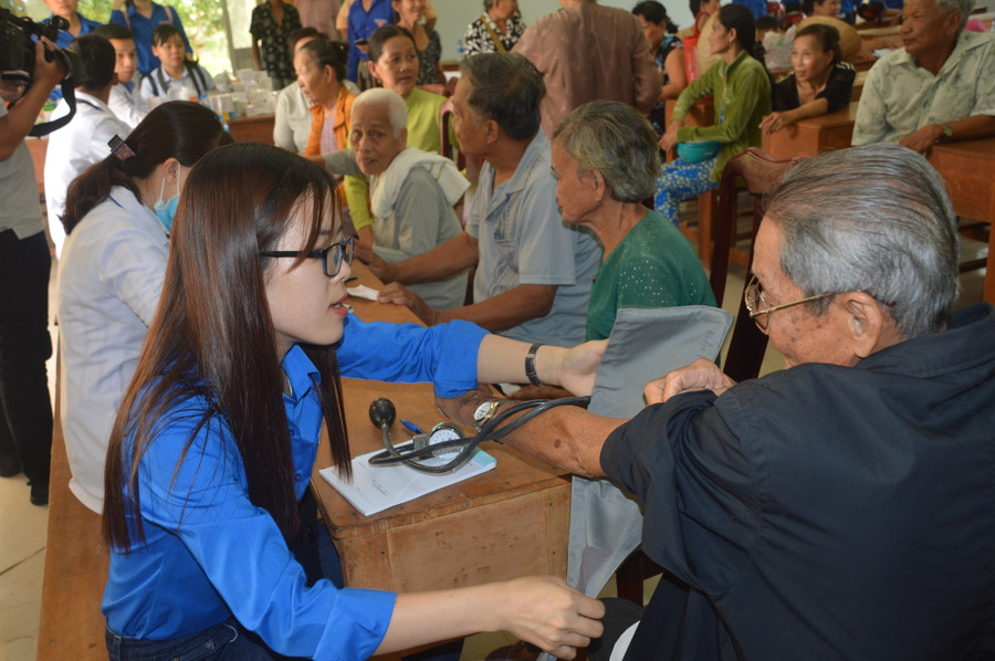 Khám bệnh cho người dân