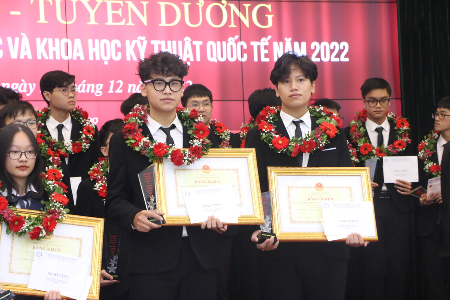 Hai anh em Quang Huy và Gia Bảo cùng nhau lên nhận phần thưởng tại Bộ GD&amp;ĐT sáng 26/12.