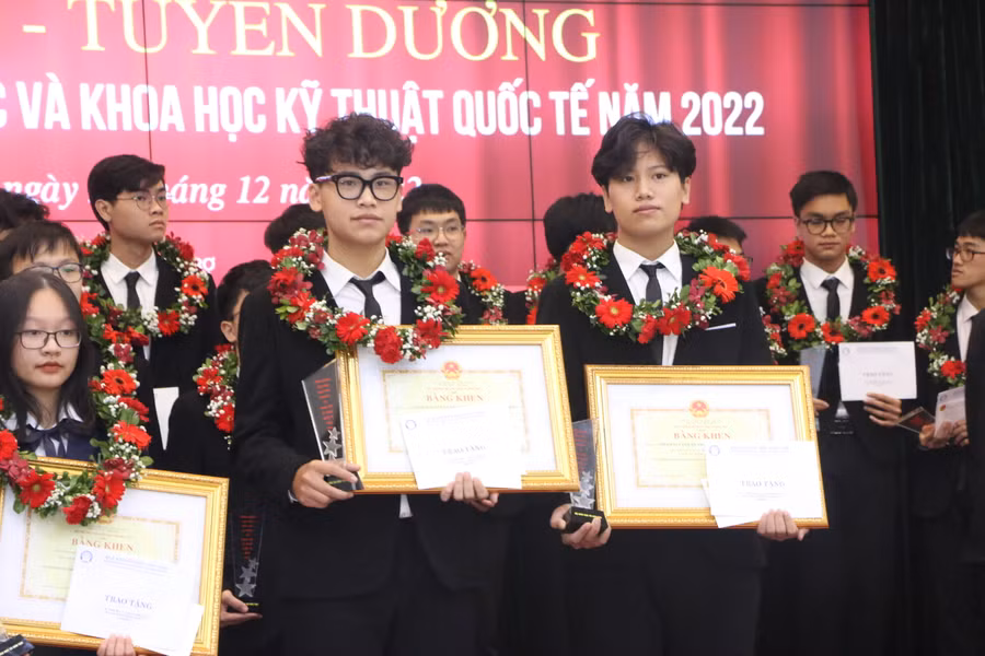 Hai anh em Quang Huy và Gia Bảo cùng nhau lên nhận phần thưởng tại Bộ GD&amp;ĐT sáng 26/12.