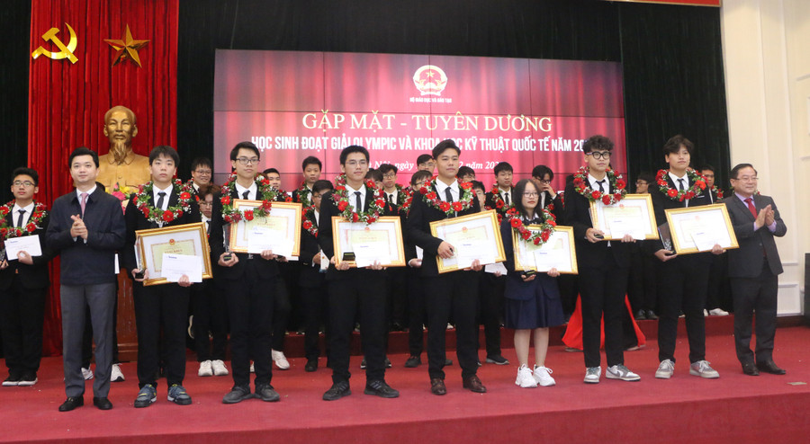 Các em học sinh xuất sắc được tặng thưởng từ Trung ương Đoàn và Quỹ Hỗ trợ Tài năng trẻ Việt Nam.