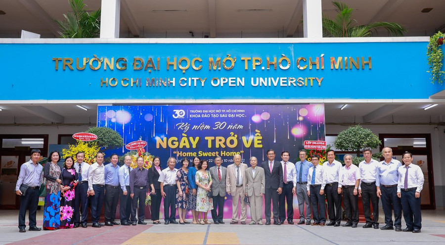 Các thế hệ thầy cô giáo cùng chụp ảnh kỷ niệm. Các thế hệ thầy cô giáo cùng chụp ảnh kỷ niệm.