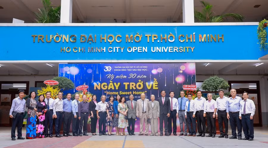 Các thế hệ thầy cô giáo cùng chụp ảnh kỷ niệm.