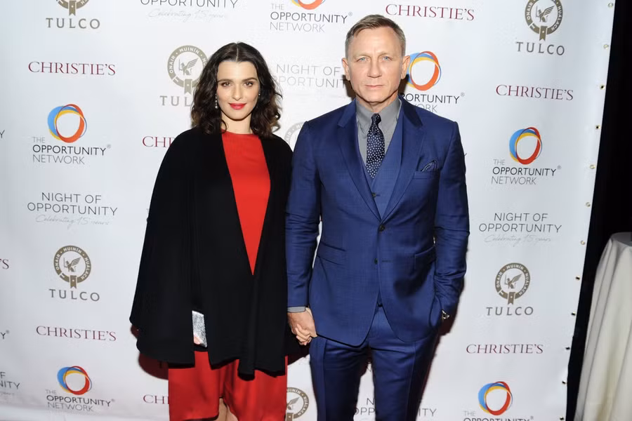 Daniel Craig và vợ, nữ diễn viên Rachel Weisz, tại một cuộc họp báo.