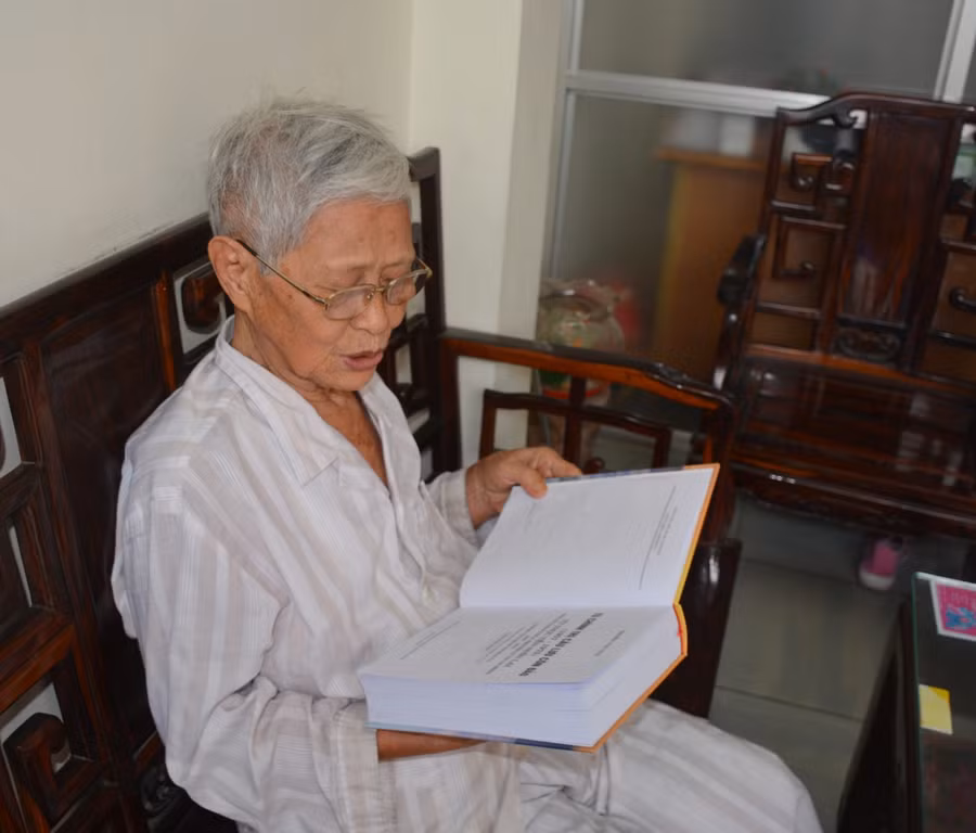 Ông Hằng giới thiệu tập sách “Tù chính trị câu lưu Côn Đảo (1957 - 1975) từ thực tiễn nhìn lại”, do Nhà Xuất bản Quân đội nhân dân ấn hành.