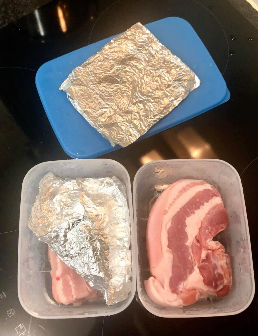 Ngăn cách 2 lớp thịt bằng giấy bạc giúp thịt ko dính vào nhau.