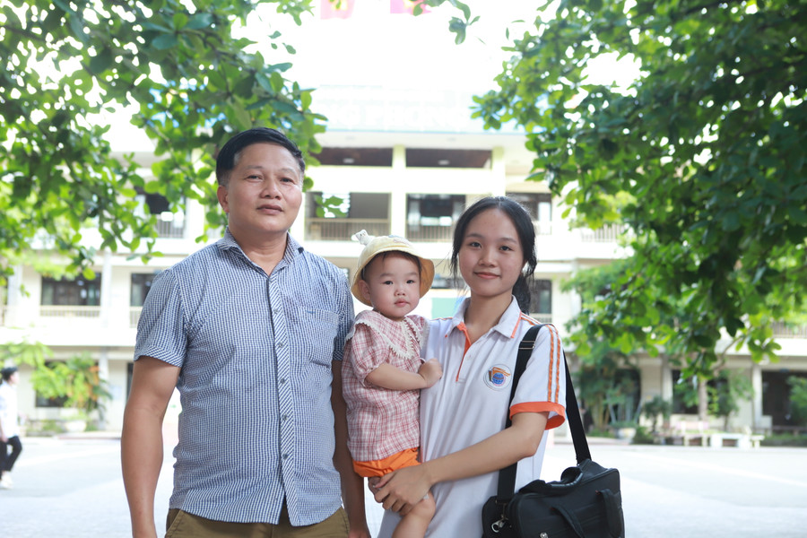 Ông Trần Văn Hùng cùng cháu ngoại đến tận trường thi để đón con gái sau buổi thi Toán chiều 27/6. Ông Trần Văn Hùng cùng cháu ngoại đến tận trường thi để đón con gái sau buổi thi Toán chiều 27/6.