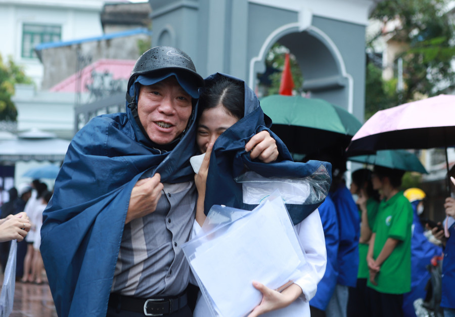 Dù kết quả thi có ra sao, cha mẹ vẫn luôn che chở và dành trọn tình yêu thương với con gái. Ảnh: Đình Tuệ. Dù kết quả thi có ra sao, cha mẹ vẫn luôn che chở và dành trọn tình yêu thương với con gái. Ảnh: Đình Tuệ.