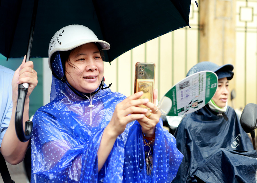 Dù đứng dưới mưa nhưng người mẹ này vẫn không quên chụp lại khoảnh khắc con gái bước ra khỏi phòng thi. Dù đứng dưới mưa nhưng người mẹ này vẫn không quên chụp lại khoảnh khắc con gái bước ra khỏi phòng thi.