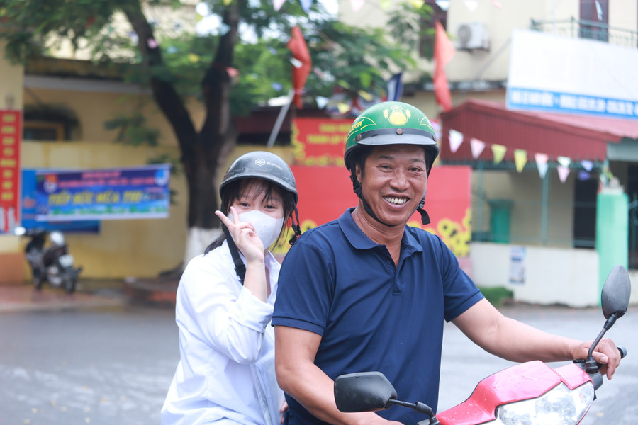 Những hình ảnh lắng đọng sau mùa thi tốt nghiệp THPT năm 2024 dành cho lứa học sinh cuối cùng học theo Chương trình GDPT 2006 kết thúc. Ảnh: Đình Tuệ. Những hình ảnh lắng đọng sau mùa thi tốt nghiệp THPT năm 2024 dành cho lứa học sinh cuối cùng học theo Chương trình GDPT 2006 kết thúc. Ảnh: Đình Tuệ.