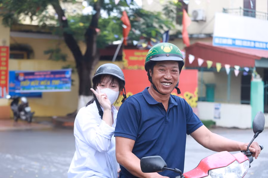 Những hình ảnh lắng đọng sau mùa thi tốt nghiệp THPT năm 2024 dành cho lứa học sinh cuối cùng học theo Chương trình GDPT 2006 kết thúc. Ảnh: Đình Tuệ.