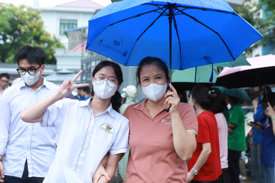 Nữ sinh được mẹ đón và truyền động lực để thi tốt các môn của kỳ thi. Ảnh: Đình Tuệ. Nữ sinh được mẹ đón và truyền động lực để thi tốt các môn của kỳ thi. Ảnh: Đình Tuệ.