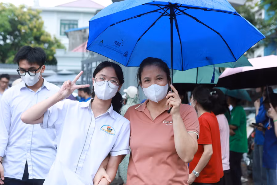 Nữ sinh được mẹ đón và truyền động lực để thi tốt các môn của kỳ thi. Ảnh: Đình Tuệ.