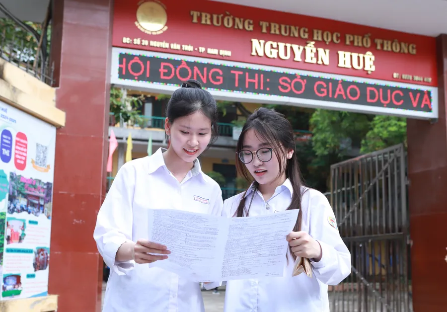 Thí sinh trao đổi bài sau khi kết thúc môn Tiếng Anh chiều 28/6 tại điểm thi Trường THPT Nguyễn Huệ, TP Nam Định (tỉnh Nam Định). Ảnh: Đình Tuệ.