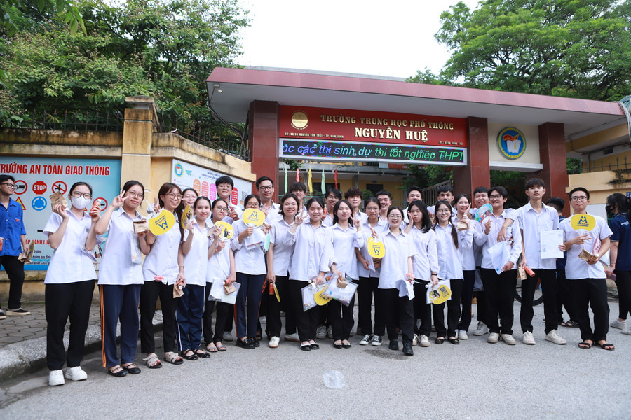 Các em học sinh lớp 12A6, Trường THPT Nguyễn Huệ cùng lưu lại khoảnh khắc đáng nhớ sau kỳ thi tốt nghiệp THPT năm 2024. Ảnh: Đình Tuệ. Các em học sinh lớp 12A6, Trường THPT Nguyễn Huệ cùng lưu lại khoảnh khắc đáng nhớ sau kỳ thi tốt nghiệp THPT năm 2024. Ảnh: Đình Tuệ.