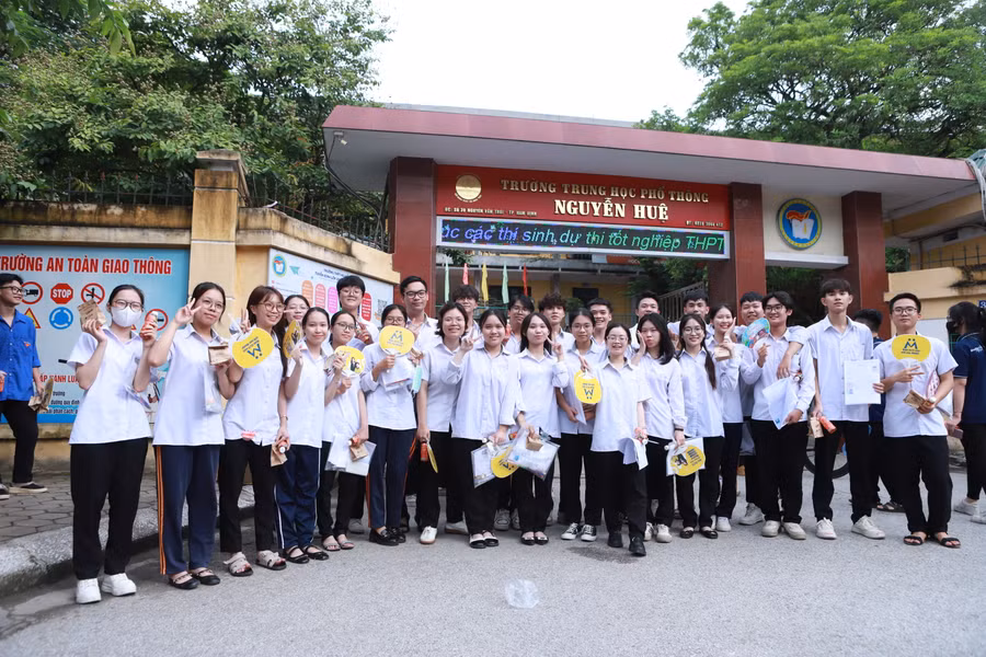 Các em học sinh lớp 12A6, Trường THPT Nguyễn Huệ cùng lưu lại khoảnh khắc đáng nhớ sau kỳ thi tốt nghiệp THPT năm 2024. Ảnh: Đình Tuệ.