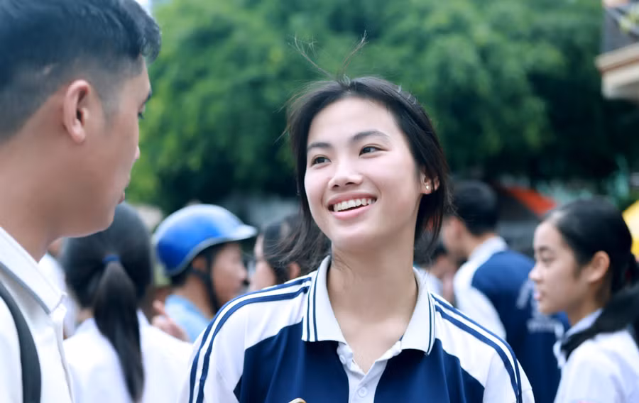 Những hình ảnh lắng đọng sau mùa thi tốt nghiệp THPT năm 2024 dành cho lứa học sinh cuối cùng học theo Chương trình GDPT 2006 kết thúc. Ảnh: Đình Tuệ.