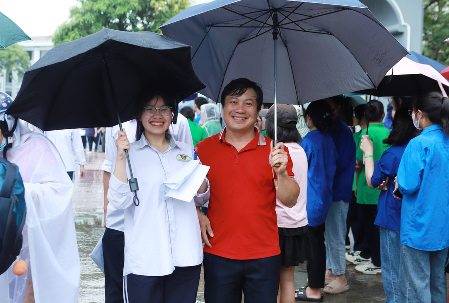 Nụ cười rạng rỡ của nữ sinh và bố sau giờ thi môn Ngữ văn sáng 27/6. Ảnh: Đình Tuệ. Nụ cười rạng rỡ của nữ sinh và bố sau giờ thi môn Ngữ văn sáng 27/6. Ảnh: Đình Tuệ.