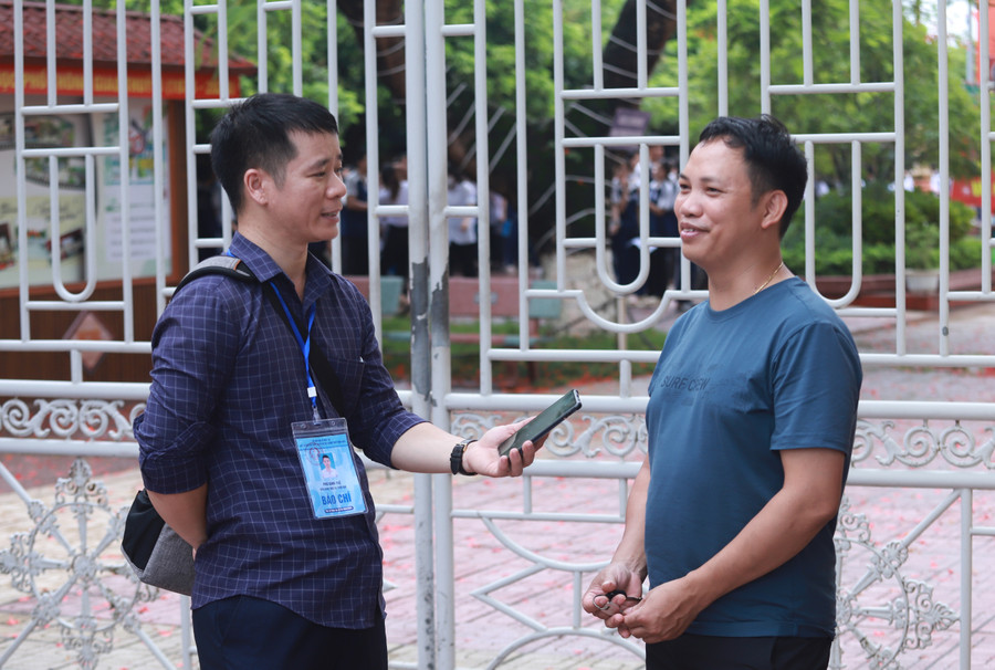 Ông Lê Văn Định chia sẻ cảm xúc của mình với PV khi chờ để đón con thi tại Trường THPT Giao Thủy B. Ông Lê Văn Định chia sẻ cảm xúc của mình với PV khi chờ để đón con thi tại Trường THPT Giao Thủy B.