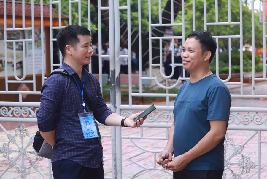 Ông Lê Văn Định chia sẻ cảm xúc của mình với PV khi chờ để đón con thi tại Trường THPT Giao Thủy B.