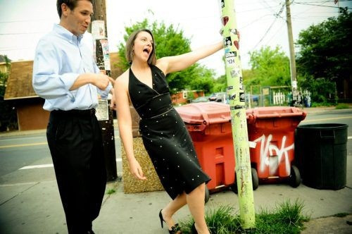 Những màn tạo dáng ‘khó đỡ’ của các cặp đôi ảnh 1