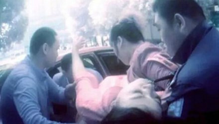 Cô dâu bất tỉnh vì bị dàn phù rể tung hứng 