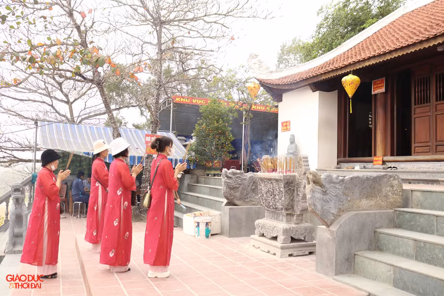 Người dân đến thắp hương, lễ bái tại đền Cờn, ở TX Hoàng Mai, Nghệ An. (Ảnh: Phạm Tâm).