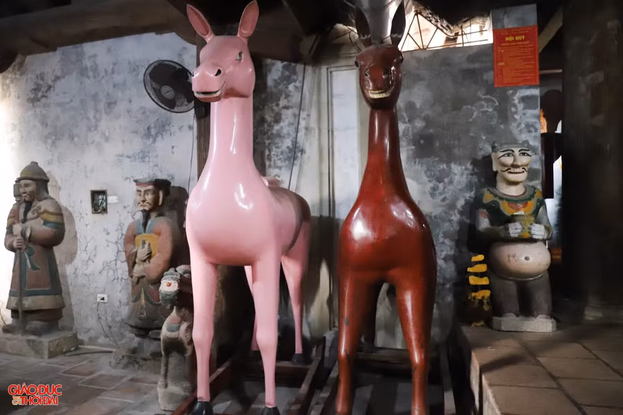 Ngôi đền lưu giữ nhiều hiện vật, phong phú về loại hình, đa dạng về chất liệu, có giá trị nghệ thuật cao. Bao gồm hệ thống tượng pháp, thần phả, câu đối, đại tự, đồ tế khí, kiệu... bằng vật liệu gỗ, ngà, đồng. (Ảnh: Phạm Tâm). Ngôi đền lưu giữ nhiều hiện vật, phong phú về loại hình, đa dạng về chất liệu, có giá trị nghệ thuật cao. Bao gồm hệ thống tượng pháp, thần phả, câu đối, đại tự, đồ tế khí, kiệu... bằng vật liệu gỗ, ngà, đồng. (Ảnh: Phạm Tâm).